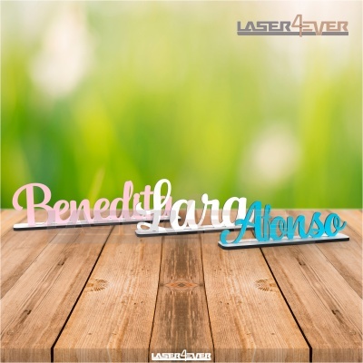 Nomes decorativos em madeira: Benedita, Lara, Alonso sobre superfície de madeira