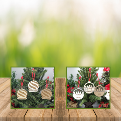 Ornamentos de Natal em madeira clara com cordões vermelhos e gravações a laser pendurados em árvore de Natal