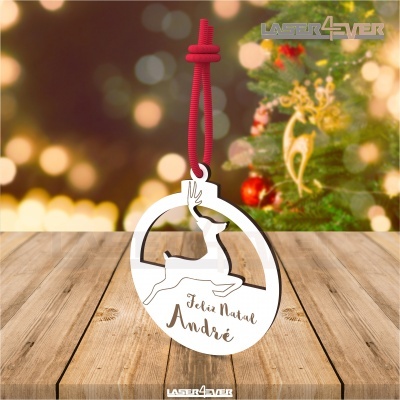 Ornamento de Natal com rena e texto Feliz Natal André pendurado em cordão vermelho