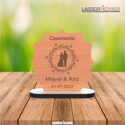 Placa decorativa de madeira com texto e silhueta de casal