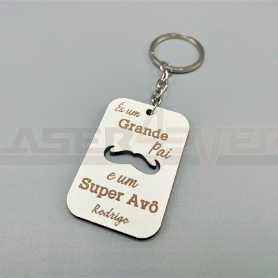 Chaveiro branco com texto e bigode preto