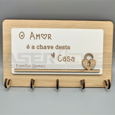 Mural porta-chaves em madeira clara com texto e desenho de cadeado.