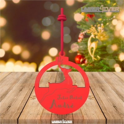 Enfeite de Natal vermelho com rena e texto 'Jólas Natal André' pendurado