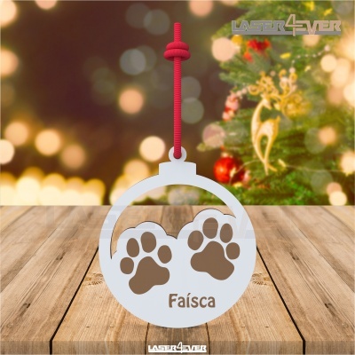 Pendende decorativo branco com patas e nome Faísca, fundo de Natal