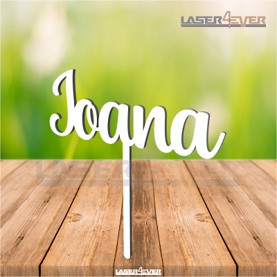 Topo de bolo nome Joana branco sobre madeira com fundo verde desfocado
