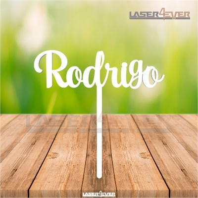Topo de bolo branco com o nome Rodrigo numa base de madeira