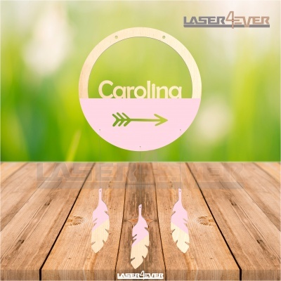 Decoração em madeira suspensa com nome Carolina e penas cor-de-rosa