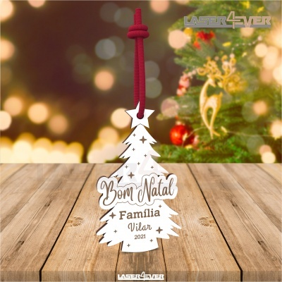 Ornamento de árvore de Natal de madeira branca com texto e laço vermelho