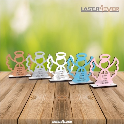 Cinco figuras decorativas em forma de anjo em várias cores com texto gravado