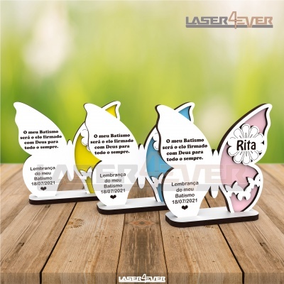Lembranças de batismo em forma de peixe, em várias cores com mensagens e datas impressas