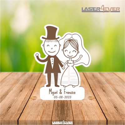 Figura decorativa de noivo e noiva em madeira com texto personalizado