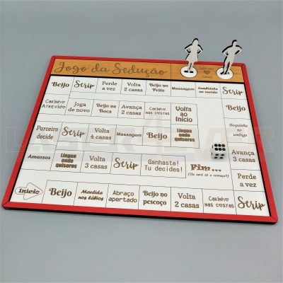 Tabuleiro do jogo da sedução com peças e dado sobre mesa