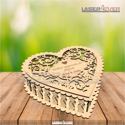 Caixa de madeira em forma de coração com detalhes delicados recortados a laser