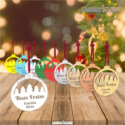 Ornamentos de Natal coloridos em madeira com mensagem de Boas Festas