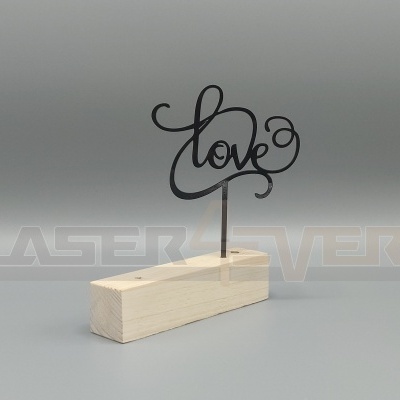 Suporte decorativo com a palavra 'love' em metal preto e base de madeira clara