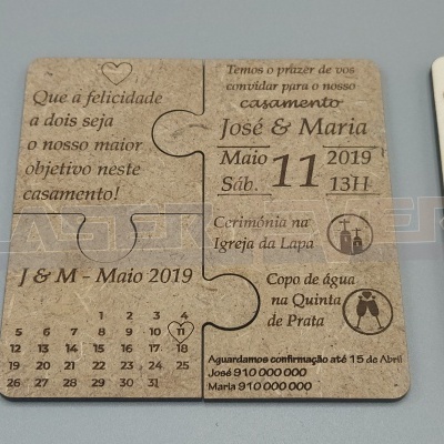 Convite de casamento em forma de puzzle com texto em português e calendário em cartão kraft