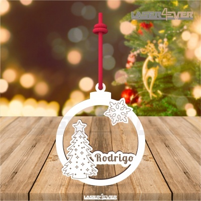 Ornamento de Natal redondo branco com árvore, floco de neve e nome Rodrigo