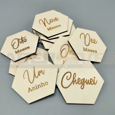 Placas hexagonais de madeira clara com textos em castanho para marcar meses e aniversários