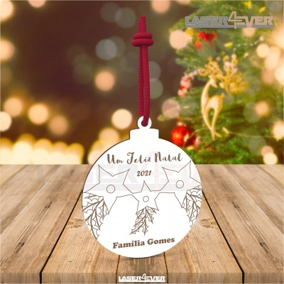 Bola de Natal branca com decoração gravada e corda vermelha