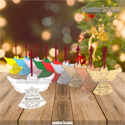 Doze enfeites de anjos coloridos com nome Matilde pendurados sobre mesa de madeira, fundo natalício desfocado