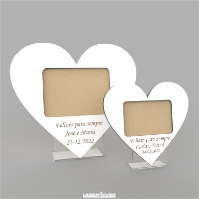 Porta-retratos em forma de coração branco com inscrições personalizadas