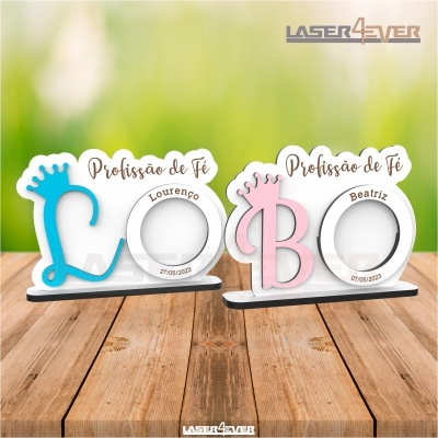 Duas peças decorativas em acrílico para Profissão de Fé, uma azul e outra rosa, com letras e nomes personalizados e data