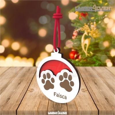 Emblema decorativo redondo em madeira com patas de animal e nome Faísca pendurado por cordão vermelho