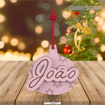 Enfeite de Natal rosa com nome João e cordão vermelho pendurado