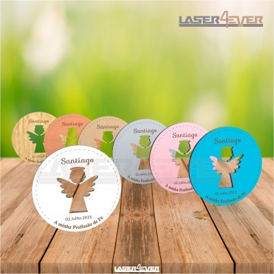 Etiquetas redondas coloridas com anjo recortado e texto Santiago, 02 Julho 2023, A minha Profissão de Fé