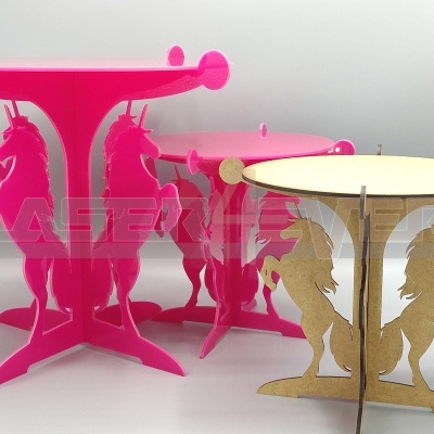 Mesas auxiliares em MDF cor de rosa e cru com bases em forma de unicórnios