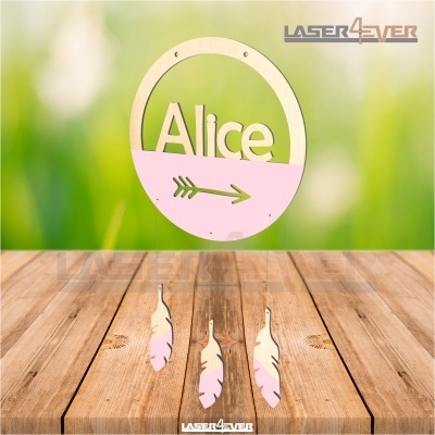 Decoração pendente em madeira clara e rosa com o nome 'Alice' e penas recortadas