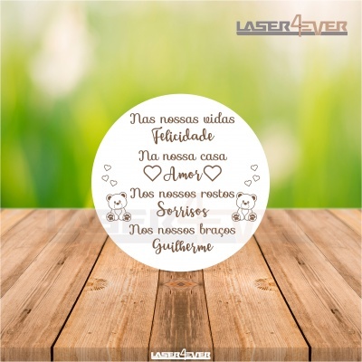 Disco redondo branco com texto em castanho claro, ursinhos ilustrados numa superfície de madeira