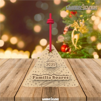 Pendente de Natal triangular em madeira com texto Familia Soares 2021 e um cordão vermelho