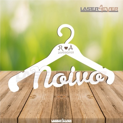 Cabide branco personalizado com palavra 'Noivo' e gravação 'R ♥ A 20/03/2021'