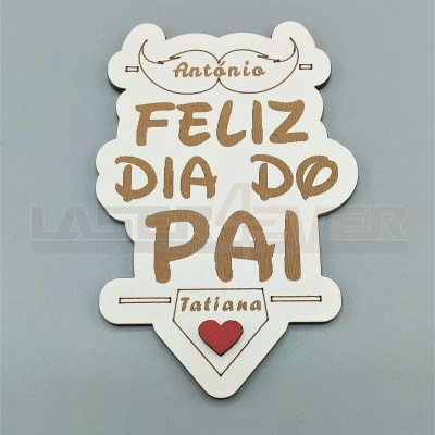 Placa decorativa de madeira com texto FELIZ DIA DO PAI e nomes Antonio e Tatiana