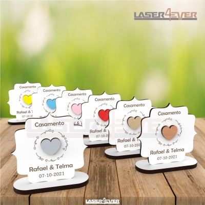 Lembranças de casamento em madeira branca com corações coloridos e texto personalizado