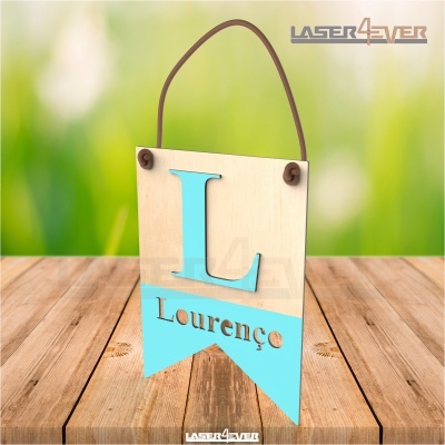 Placa decorativa pendurada com letra L e nome Lourenço em madeira e azul