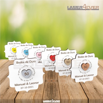 Placas decorativas para Bodas de Ouro com coração colorido e texto personalizado