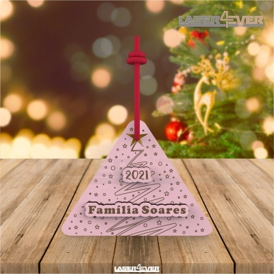 Ornamento triangular de Natal cor-de-rosa com texto gravado e cordão vermelho