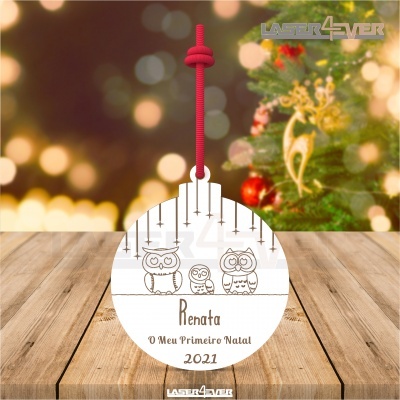 Ornamento de Natal redondo branco com desenho de corujas e texto personalizado pendurado com cordão vermelho.