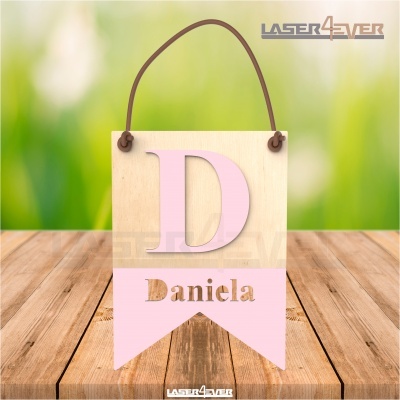 Bandeirola decorativa em madeira com letra D e nome Daniela