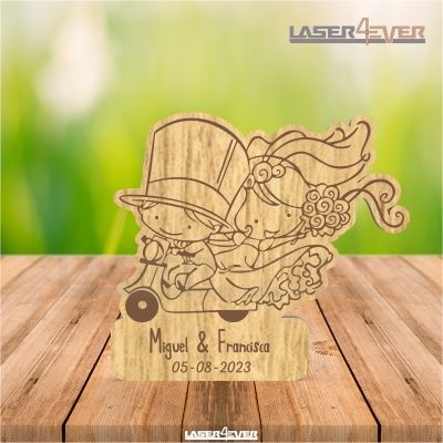 Figurinha decorativa em madeira com casal de noivos e data gravada