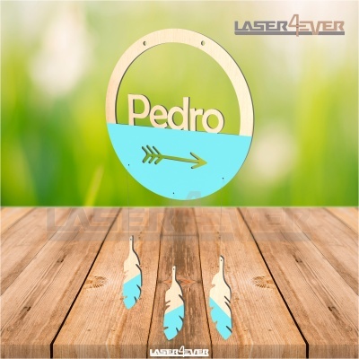 Decoração suspensa em madeira com o nome Pedro e penas azuis em fundo verde