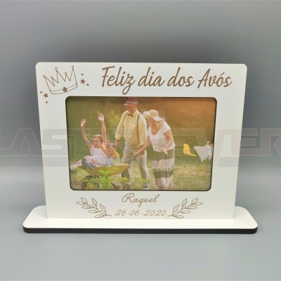 Moldura branca com texto 'Feliz dia dos Avós' e foto familiar