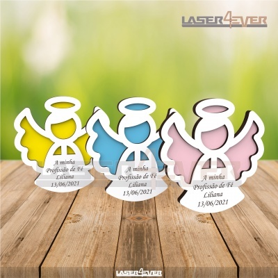 Três anjos decorativos em madeira colorida com texto impresso