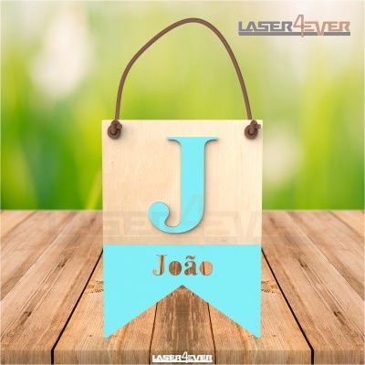 Placa decorativa de madeira com letra J azul e nome João recortado