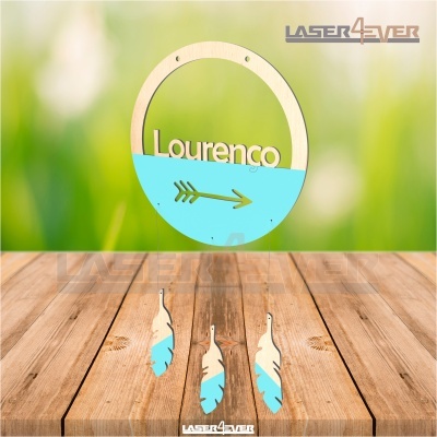 Pêndulo decorativo redondo em madeira com nome 'Lourenço' e penas suspensas azuis sobre mesa de madeira