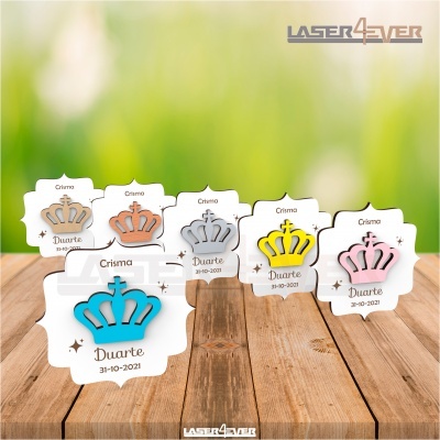 Lembranças para Crisma em forma de coroa colorida sobre madeira