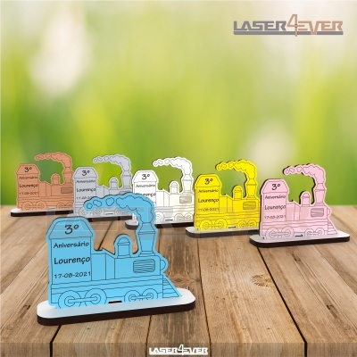 Lembranças em forma de comboios coloridos de madeira com texto comemorativo para aniversário