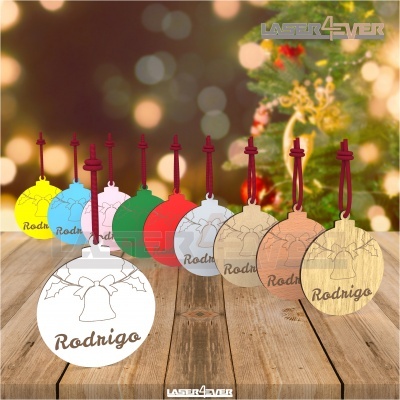 Ornamentos de Natal coloridos pendurados com nome Rodrigo e desenho de azevinho